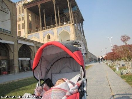 جانان با دور نمایی از عمارت عالی قاپو