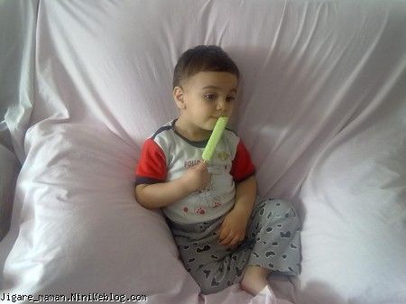 درحال ممنی(به قول خودش به بستنی میگه)خوردن