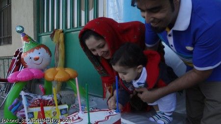 کیک پاره کردن سام همراه بابا و مامان