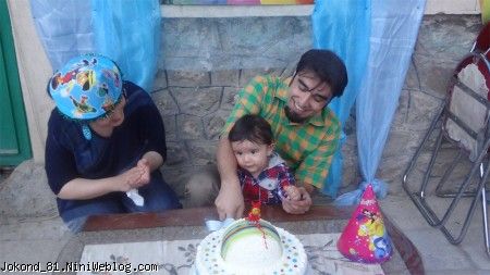 سام در حال بریدن کیک
