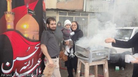 سام و مامی و علی آقا در حال اسپند دود کردن