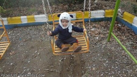 سام در حال تاب بازی
