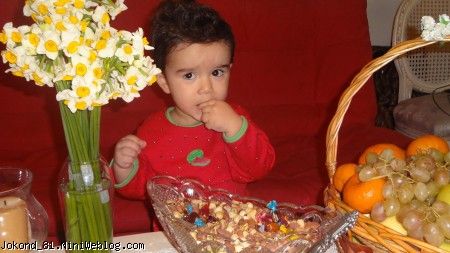 عسلم در حال خوردن تنقلات