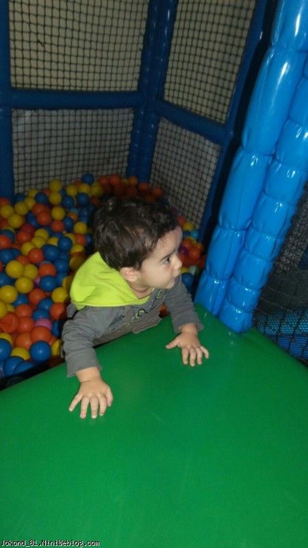 سام  و استخر توپ