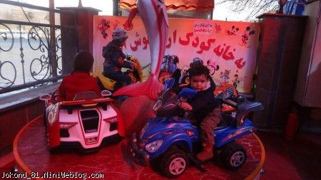 سام سوار بر ماشین
