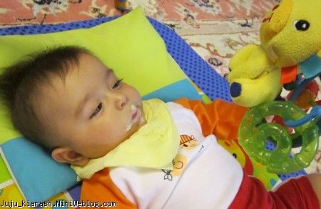 جوجوی مامان تو 5 ماهگیش داره اولین فرنیشو مز مزه می کنه