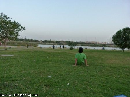 مهزیار و لذت بردن از سر خوردن روی چمن