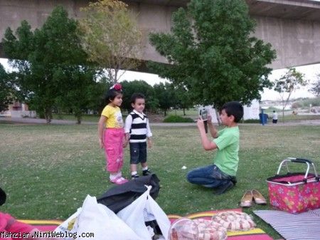 مهزیار در حال عکس گرفتن از پریسا و ارسطو
