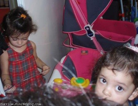 محیا در حال مطالعه کاتالوگها