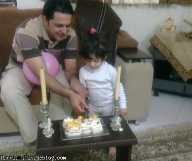 در حال بریدن کیک