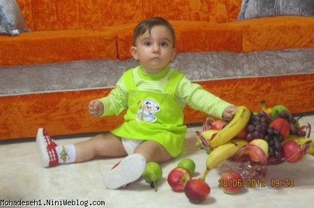 محدثه سادات با يه  ميوه خوري پر از ميوه