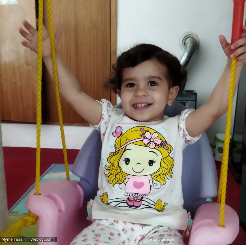 مهرسا خانم در حال تاب بازی