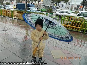 پسرم وقتی زیر بارون منتظر خاله زهرا بود تا بیان دنبالمون و بریم وزوان