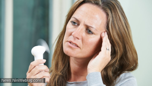 زن در حال تحمل گرگرفتگی یائسگی