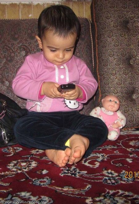 دست کاری تو گوشی بابایی