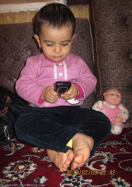 دست کاری تو گوشی بابایی