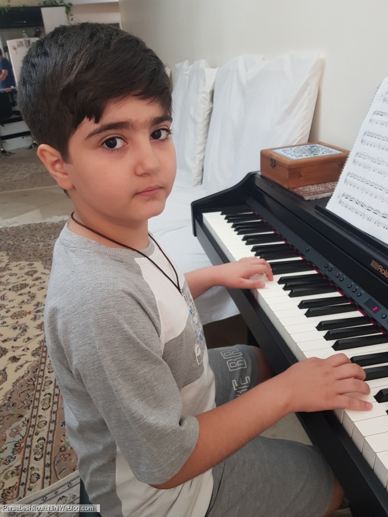 پارسا در حال تمرین پیانو خرداد۱۴۰۱