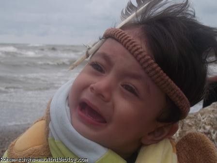 رهام - 15 ماهگی - دریای محمودآباد - مرداد 91 - شکل سرخپوستش کردم از پر روی سرش چندشش شده گریه میکنه