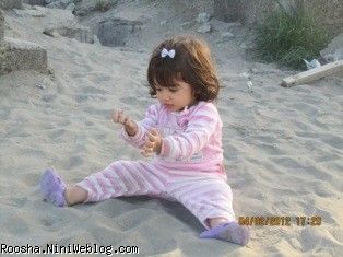 روشا در حال شن بازی در ساحل انزلی