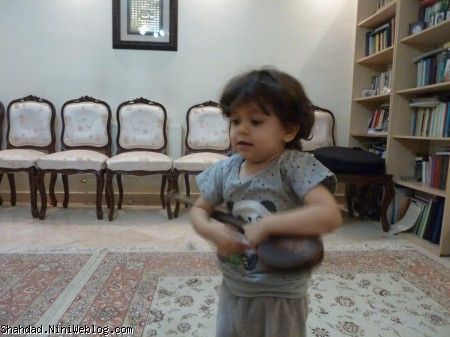 ایستاده هم ساز می زنه