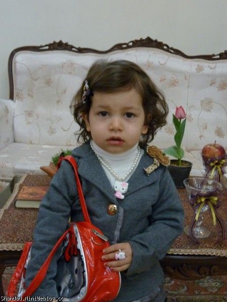 کیفش سفت دستش گرفته 