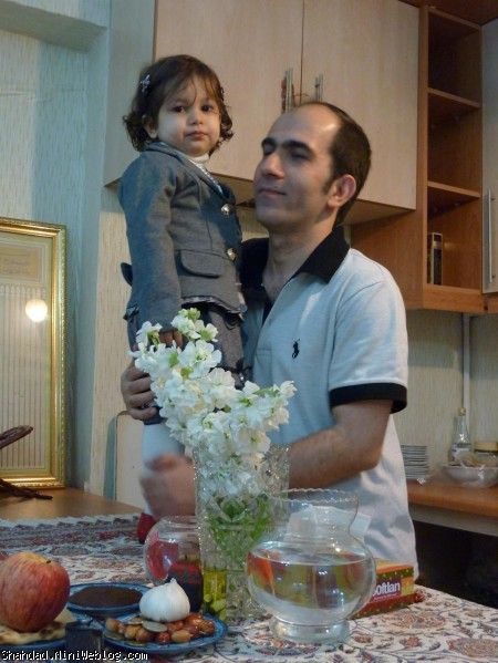 شهداد ایستاده در کنار سفه هفت سین 