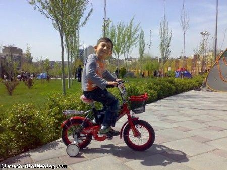 سیاوش سوار بر دوچرخه اش در پارک نبوت